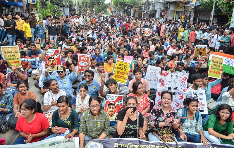 কলকাতার পুলিশ কমিশনার বিনীত গোয়েলের পদত্যাগের দাবিতে জুনিয়র চিকিৎসকদের অবস্থান ধর্মঘট। কলকাতার ফিয়ার্স লেনে, ২ সেপ্টেম্বর ২০২৪